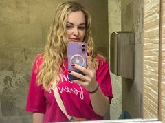 WildBerryy - female webcam at xLoveCam