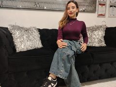 Cloe_Rouss - female with brown hair webcam at ImLive
