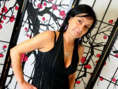 CrystallLIVVE - female with black hair webcam at ImLive