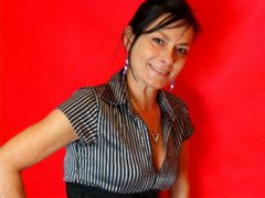 CrystallLIVVE - female with black hair webcam at ImLive