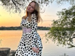 CrystallPawsBuddy - blond female with  small tits webcam at ImLive