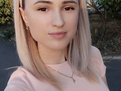 Cutesbabe - blond female with  small tits webcam at xLoveCam
