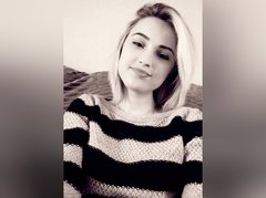 Cutesbabe - blond female with  small tits webcam at xLoveCam