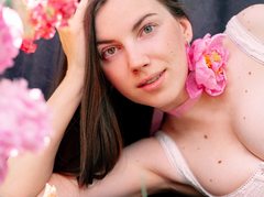 cutie_katy - female with brown hair and  big tits webcam at ImLive