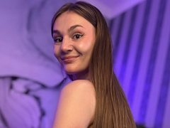 DiamondGoldieVain - female with brown hair and  small tits webcam at ImLive