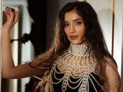 Diana_Ross - female with brown hair and  small tits webcam at ImLive