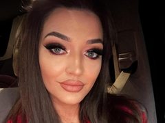 DolceAnna30 - female with brown hair webcam at ImLive