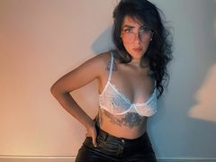 DominatrixMelissa - female with black hair webcam at xLoveCam