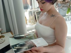 ElizabethHotXx - female with black hair webcam at ImLive