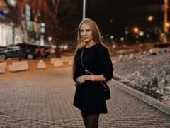 ElleRoyale - female with  small tits webcam at LiveJasmin