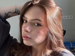 EllyaLermet - female with brown hair webcam at LiveJasmin