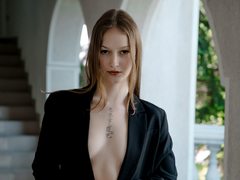 EmiLake - female webcam at xLoveCam