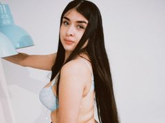 EmiliClarke - female with brown hair webcam at xLoveCam