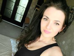 SweetHappyLady - female with brown hair webcam at ImLive