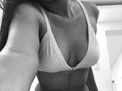 Emilybatee - female with red hair webcam at ImLive