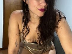 EmilyeMiller92 - female with brown hair and  small tits webcam at ImLive