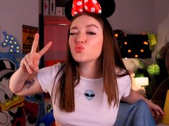 EmilyxRoss - female with brown hair webcam at ImLive