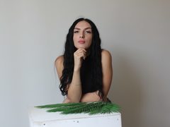 EmmaBums - female with brown hair webcam at ImLive