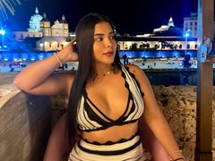 EmmaLuuu - female with black hair webcam at ImLive