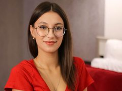 EmmaReed - female with brown hair webcam at ImLive