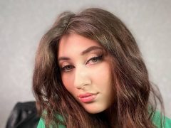 EmmieLynn - female with brown hair and  small tits webcam at ImLive