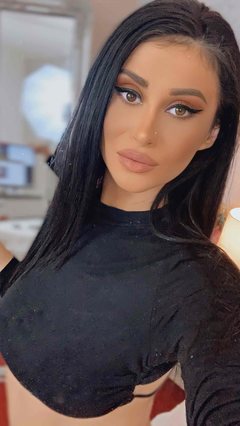 Emy_Laveau - female with black hair webcam at ImLive