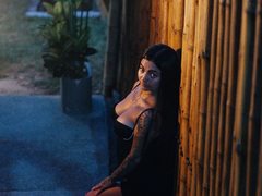 emili_adams - female with black hair webcam at ImLive