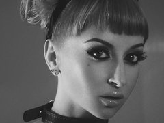 eTemptress - blond female webcam at ImLive