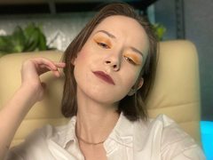 FascinatingLooke - female with brown hair webcam at ImLive