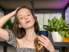 FascinatingLooke - female with brown hair webcam at ImLive