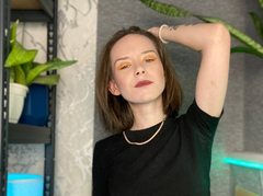 FascinatingLooke - female with brown hair webcam at ImLive