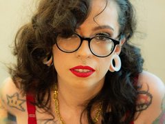 Ggamergrrl - female with brown hair webcam at ImLive