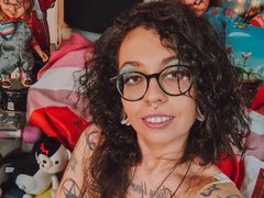 Ggamergrrl - female with brown hair webcam at ImLive