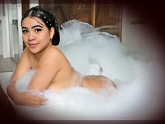 GiaSimmons - female with black hair webcam at ImLive