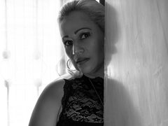 GianellaCox - blond female webcam at xLoveCam