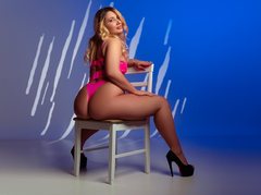 GinaBear - blond female webcam at LiveJasmin