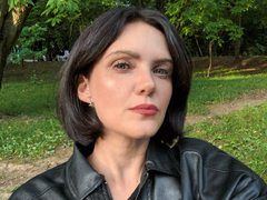 Gonata - female with black hair webcam at ImLive