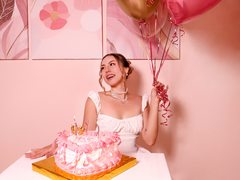 GraceHill - blond female with  small tits webcam at ImLive