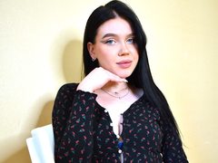 HaileyDevidson - female with brown hair webcam at LiveJasmin