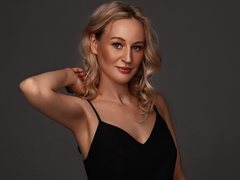 HEARTBREAKABLE - blond female with  big tits webcam at ImLive