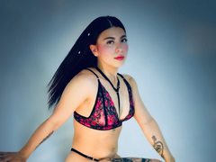 Hilary_Thompson - female with black hair webcam at ImLive