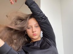HollyJacks0n39 - female with brown hair and  small tits webcam at ImLive