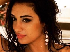 EmilyCocoaXXX - female with black hair webcam at ImLive