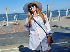 InnaGlory - female with brown hair and  small tits webcam at xLoveCam