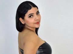 IsabelSwift - female with black hair webcam at ImLive