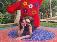 IsabellaAnderson - female with black hair webcam at ImLive