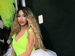 JalyBigAssX - shemale with brown hair webcam at ImLive