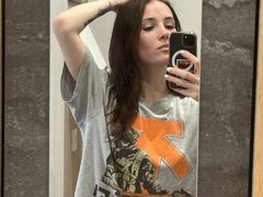 JennyferMore - female with brown hair and  small tits webcam at LiveJasmin
