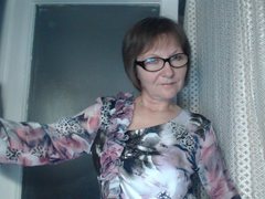 johnny1256378 - female with brown hair webcam at ImLive