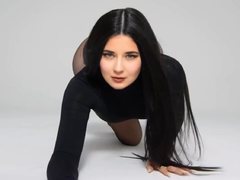 JudyLaVida - female with brown hair and  small tits webcam at ImLive